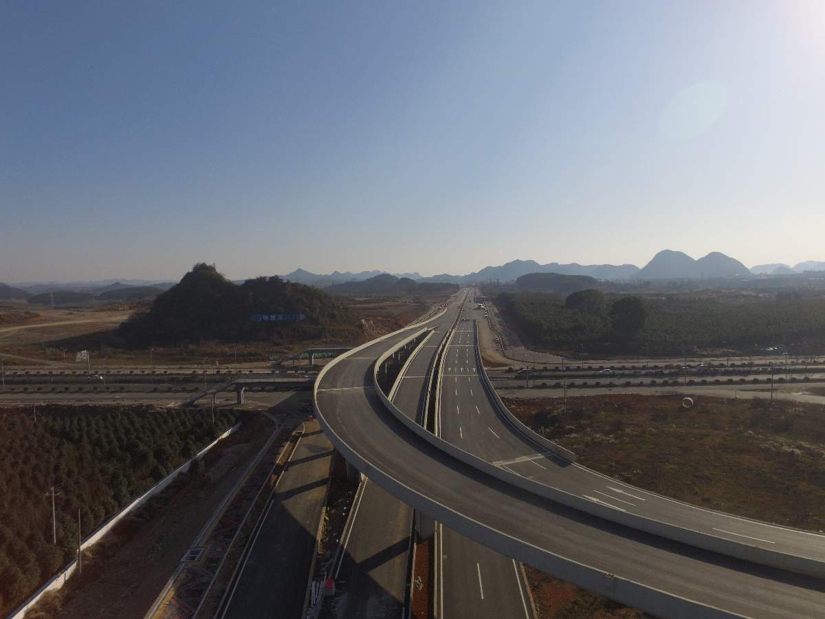 贵安新区高峰大道路面工程(图2)