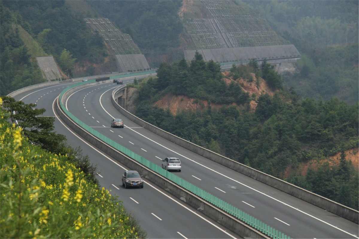 龙长高速公路路面工程B2合同段(图2) 龙长高速公路路面工程B2合同段(图2)