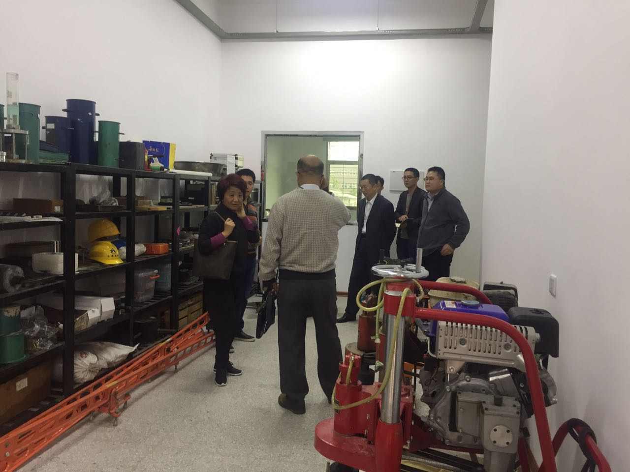 厦门市交通质监局总工2.jpg 厦门市交通质监局总工余晓南一行莅临我司技术中心检查工作(图2)