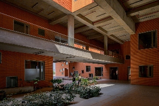 463个阶梯平台，铺满印度Prestige大学新建筑屋面(图16)
